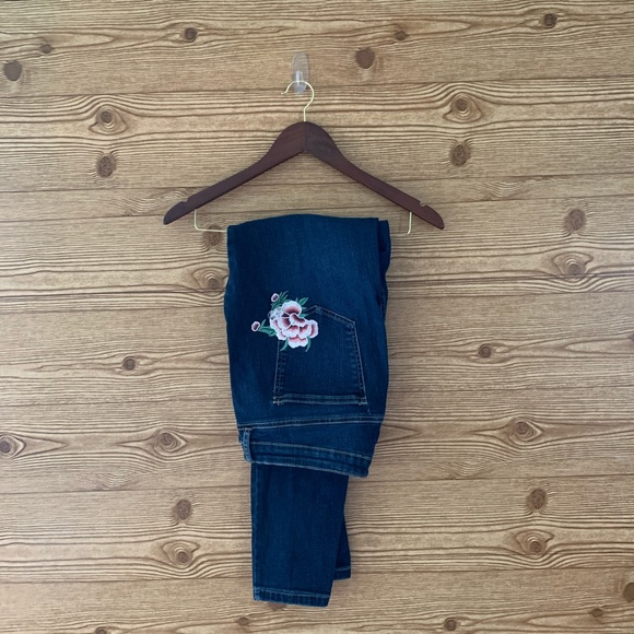 REITMANS FLORAL EMBROIDERED ROSE JEANS - Picture 14 of 14